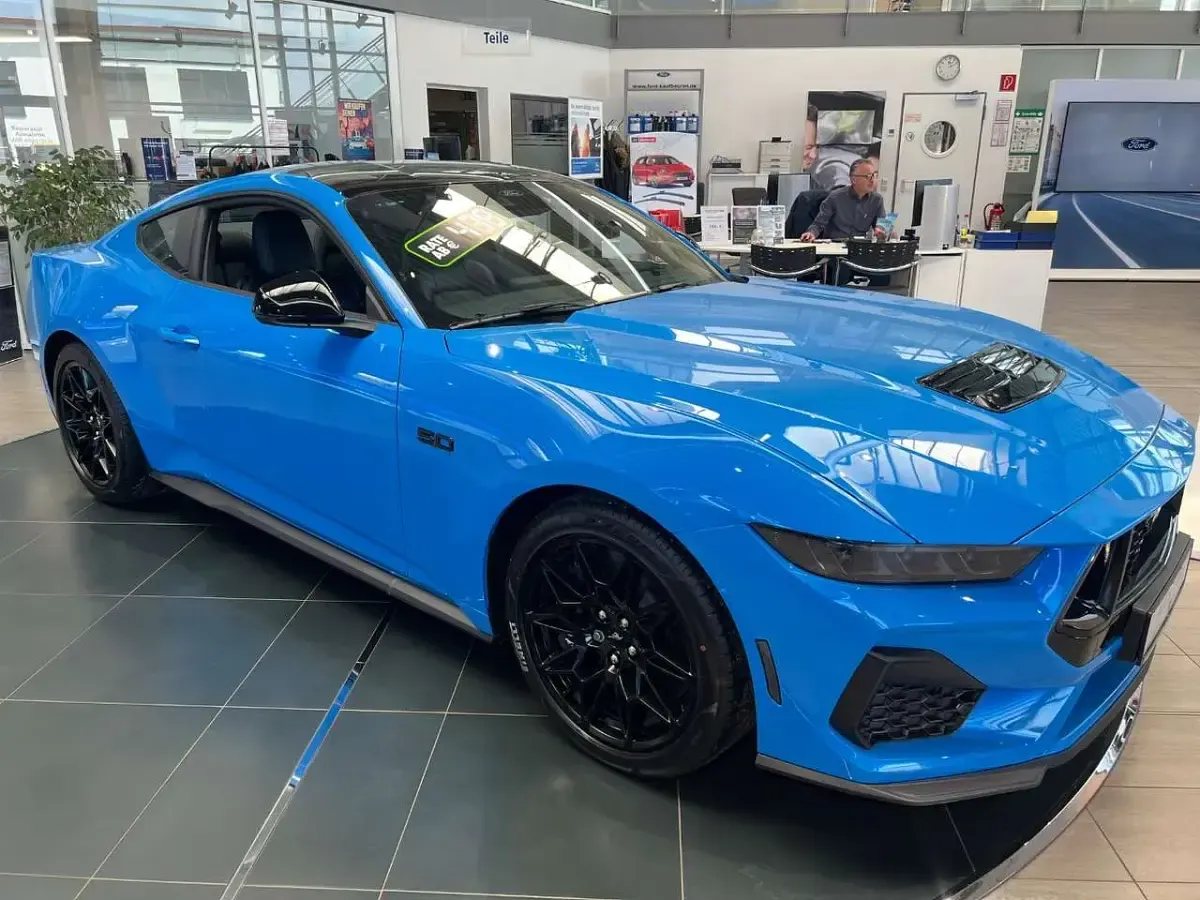 Neu Ford Mustang GT Fastback 446 PS (328 kW) 2025 Grabber blue metallic Coupé