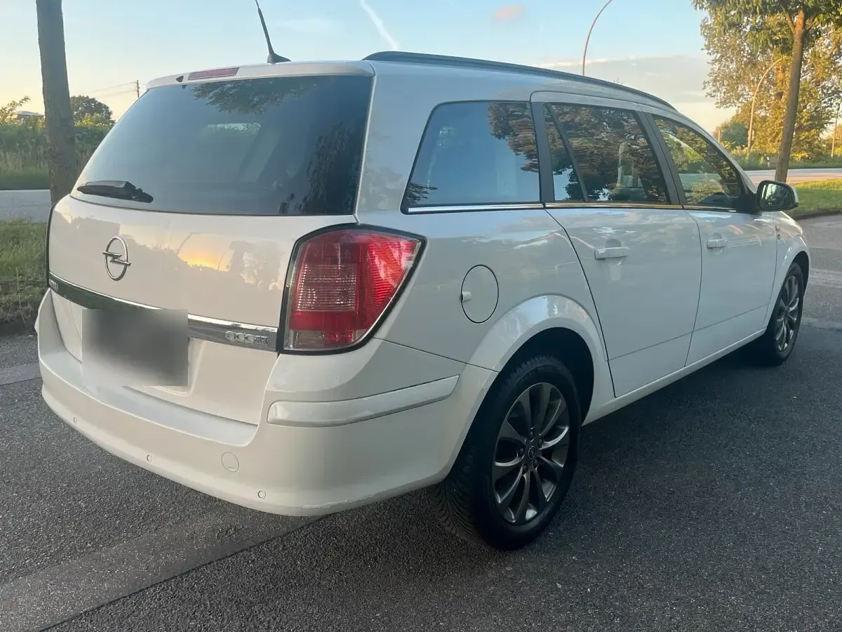 Gebraucht Opel Astra Edition 90 PS (66 kW) 2010 Weiß Kombi