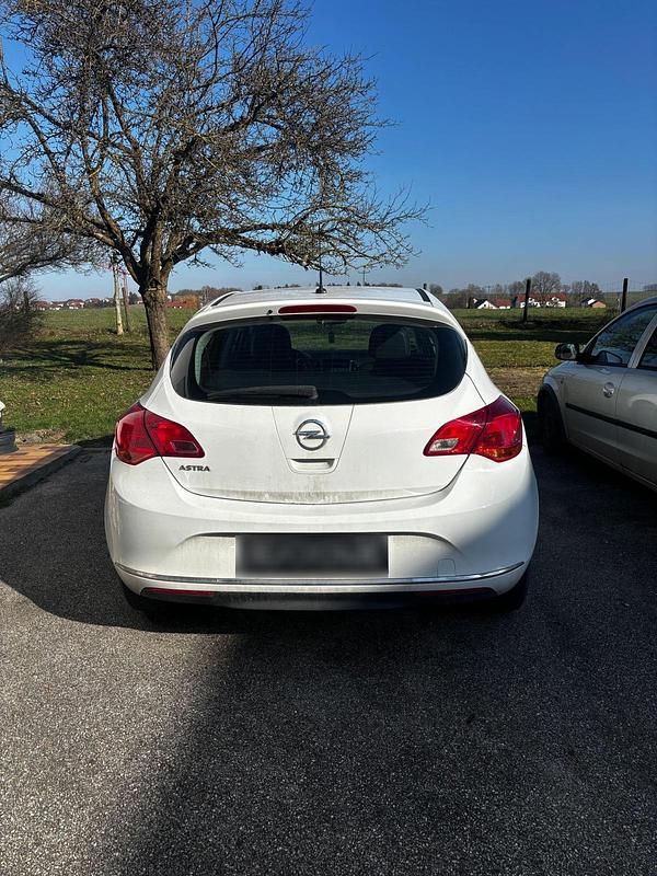 Second-hand Opel Astra 101 CP (74 kW) 2014 Alb Berlinǎ