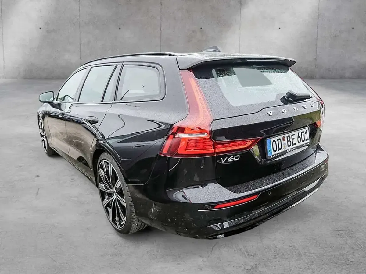 Gebraucht Volvo V60 Plus 197 PS (144 kW) 2025 Onyx schwarz Kombi