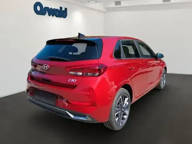 Neu Hyundai i30 Advantage 140 PS (102 kW) 2025 Ultimate red / met Limousine