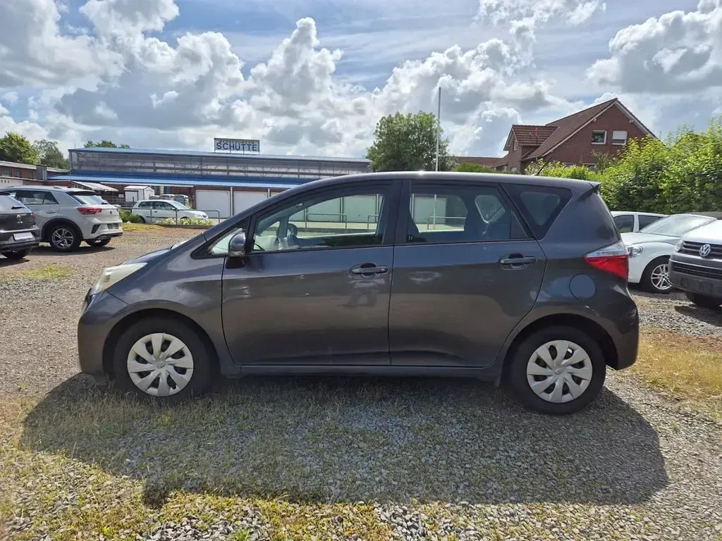 Gebraucht Toyota Verso-S Cool 99 PS (72 kW) 2012 Grau Van / Kleinbus