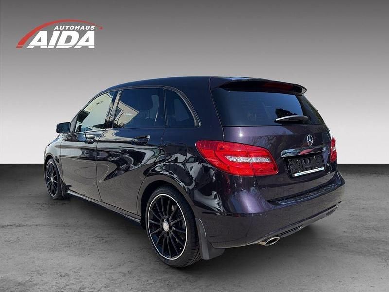 Używany Mercedes B250 211 KM (155 kW) 2014 Purpurowy Minivan