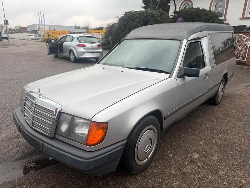 Gebraucht Mercedes E230 136 PS (100 kW) 1986 Silber Kombi