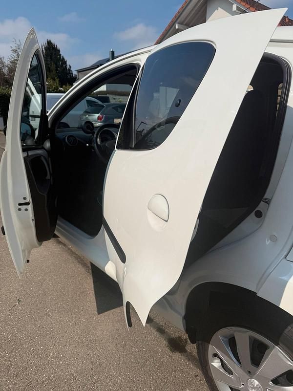 Gebraucht Peugeot 107 Active 68 PS (50 kW) 2012 Weiß Kleinwagen