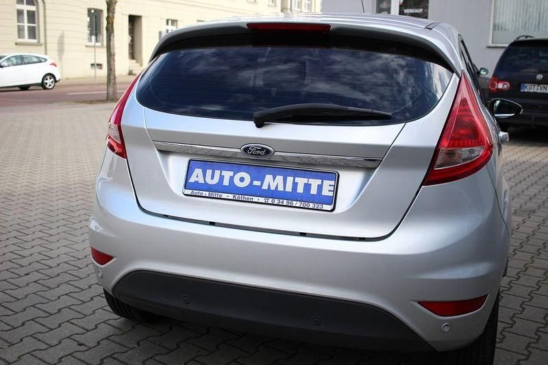 Gebraucht Ford Fiesta 82 PS (60 kW) 2011 Silber Kleinwagen
