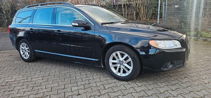 Schwarz Gebraucht 2010 Volvo V70 Momentum Kombi | 2.400 € (Fairer Preis) - Bild 1/4