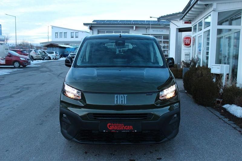 Neu Fiat Doblò 132 PS (97 kW) 2025 Grün Van / Kleinbus
