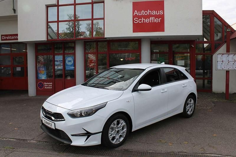 Casaweiß Gebraucht 2024 Kia Ceed Limousine | 20.990 € (Guter Preis) - Bild 1/4
