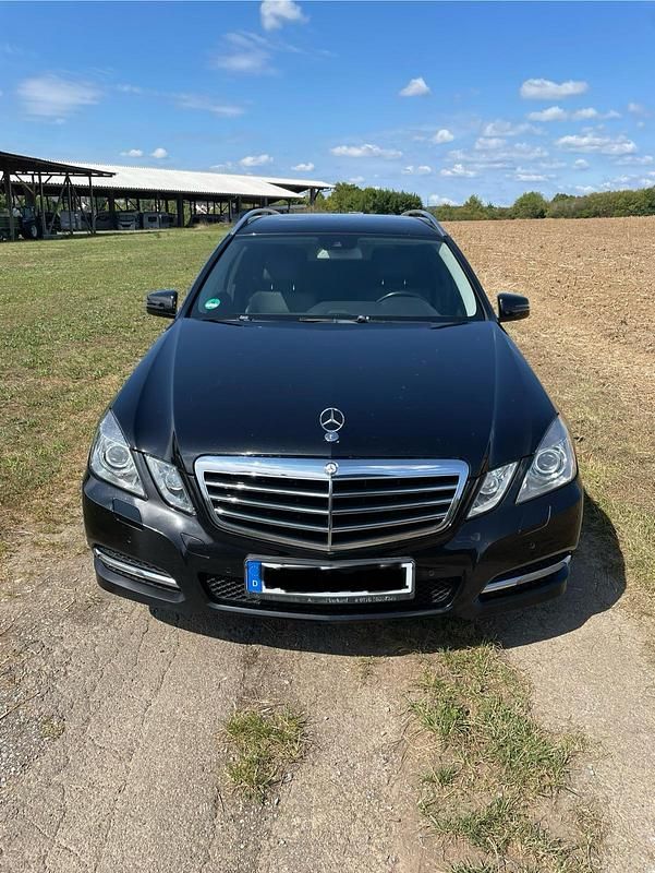 Schwarz Gebraucht 2012 Mercedes E200 Avantgarde Kombi | 8.000 € (Fairer Preis) - Bild 1/4