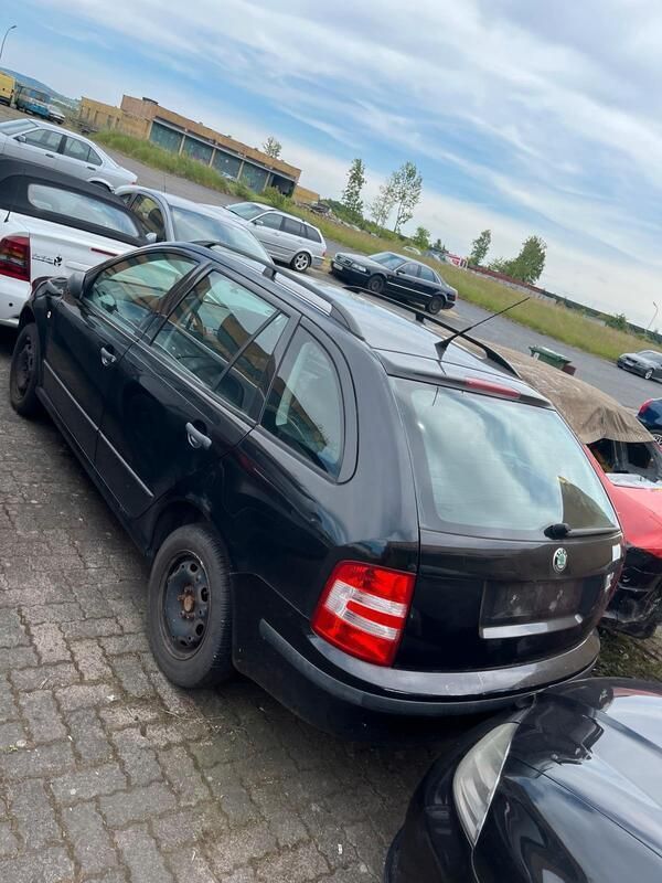 Schwarz Gebraucht 2005 Skoda Fabia Kombi | 250 € - Bild 1/4
