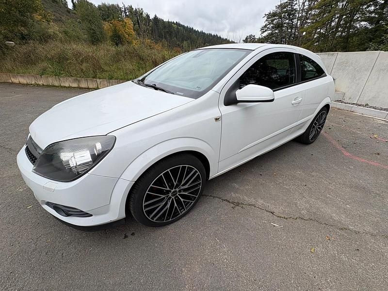 Weiß Gebraucht 2009 Opel Astra GTC Kleinwagen | 2.900 € - Bild 1/4