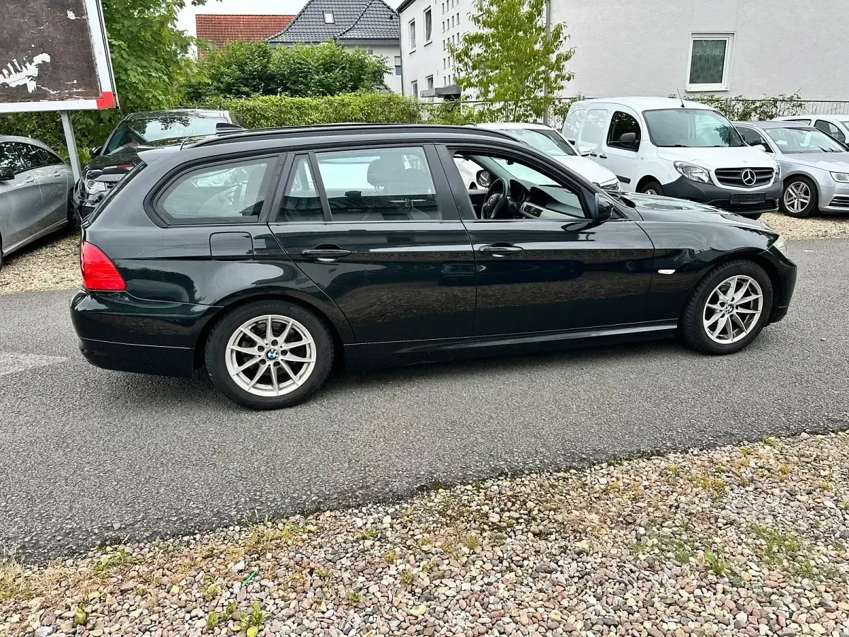 Gebraucht BMW 320 184 PS (135 kW) 2010 Schwarz Kombi