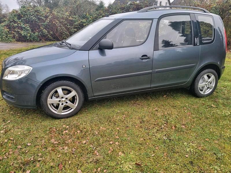 Grau Gebraucht 2009 Skoda Roomster Van / Kleinbus | 2.900 € (Fairer Preis) - Bild 1/4