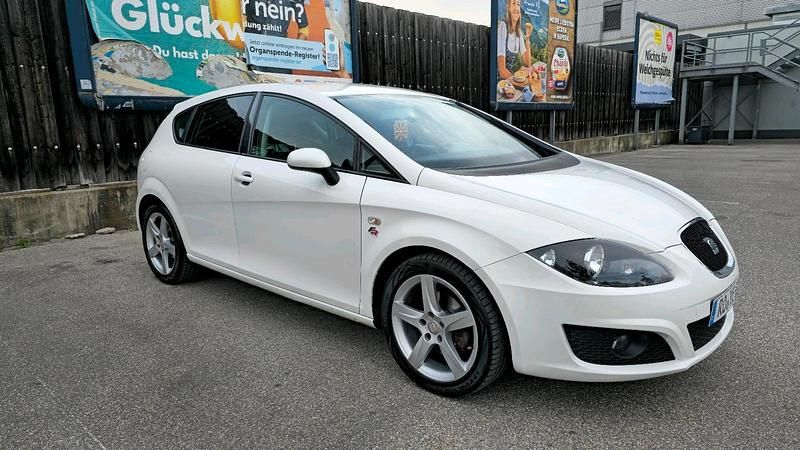 Weiß Gebraucht 2009 Seat Leon Limousine | 6.000 € (Teuer) - Bild 1/4