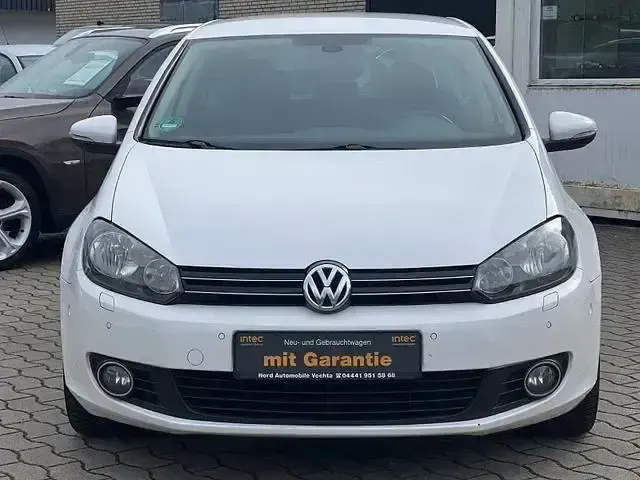 Gebraucht VW Golf VI Team 115 PS (84 kW) 2010 Weiß Kleinwagen