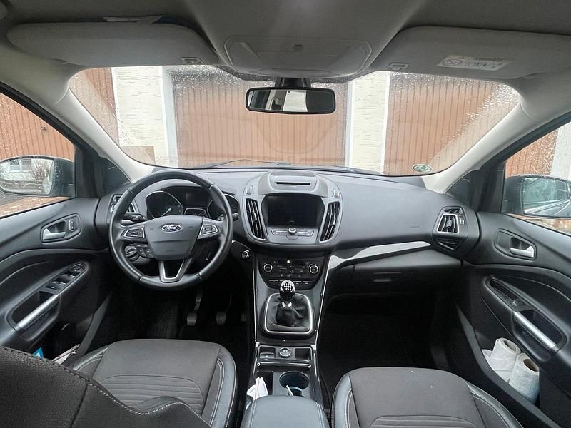 Gebraucht Ford Kuga 150 PS (110 kW) 2020 Grau SUV