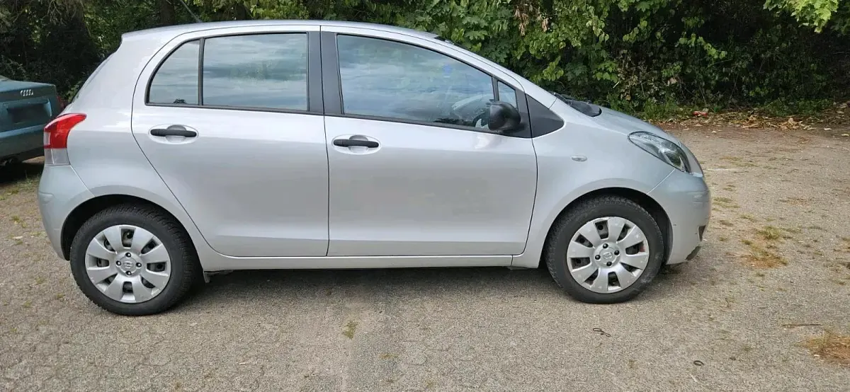 Gebraucht Toyota Yaris 99 PS (72 kW) 2011 Silber Kleinwagen