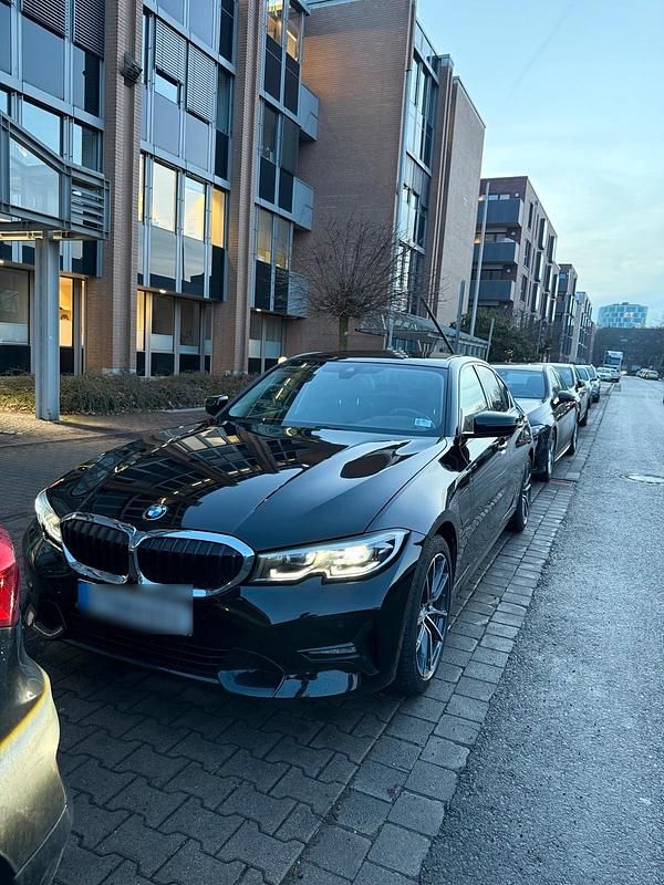 Schwarz Gebraucht 2019 BMW 330e Sport Line Limousine | 29.000 € (Etwas zu teuer) - Bild 1/4