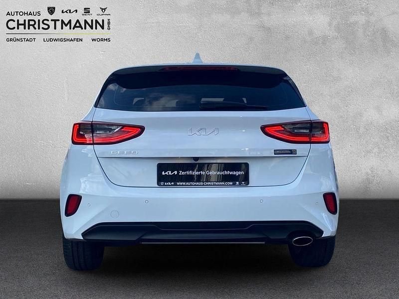 Gebraucht Kia Ceed Vision 120 PS (88 kW) 2022 Casa white Kleinwagen