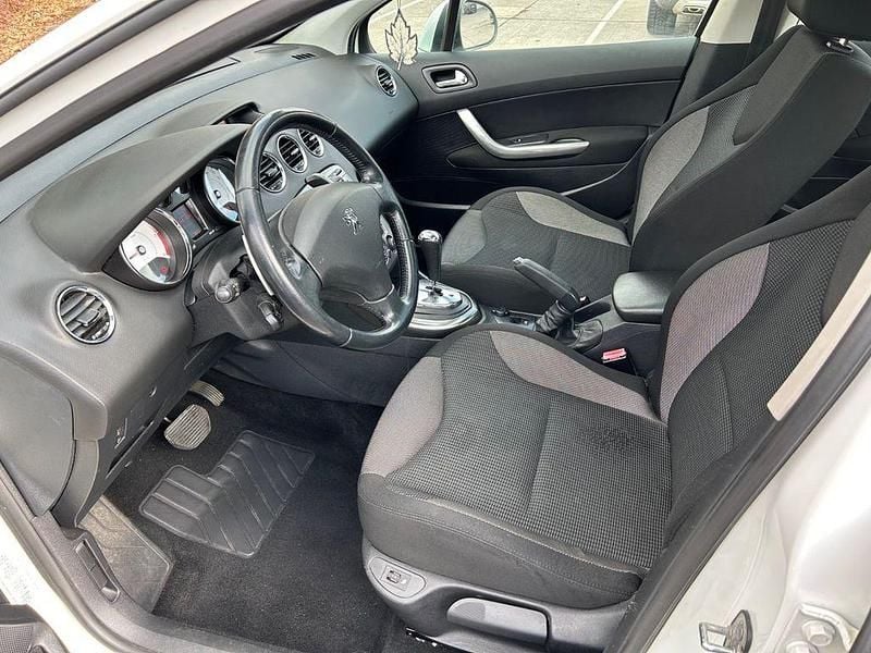 Gebraucht Peugeot 308 Platinum 111 PS (81 kW) 2010 Weiß Limousine