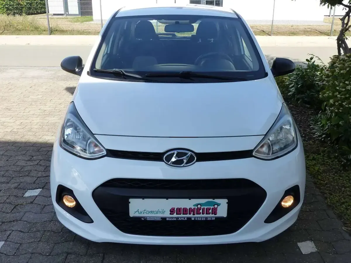 Gebraucht Hyundai i10 Basis 67 PS (49 kW) 2015 Polar white / sol Kleinwagen