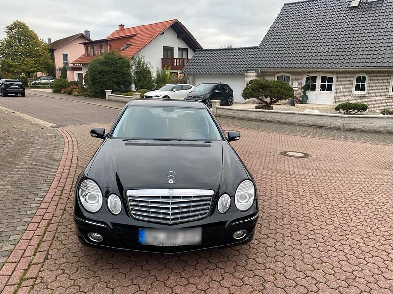 Schwarz Gebraucht 2006 Mercedes E280 Limousine | 6.149 € (Fairer Preis) - Bild 1/4