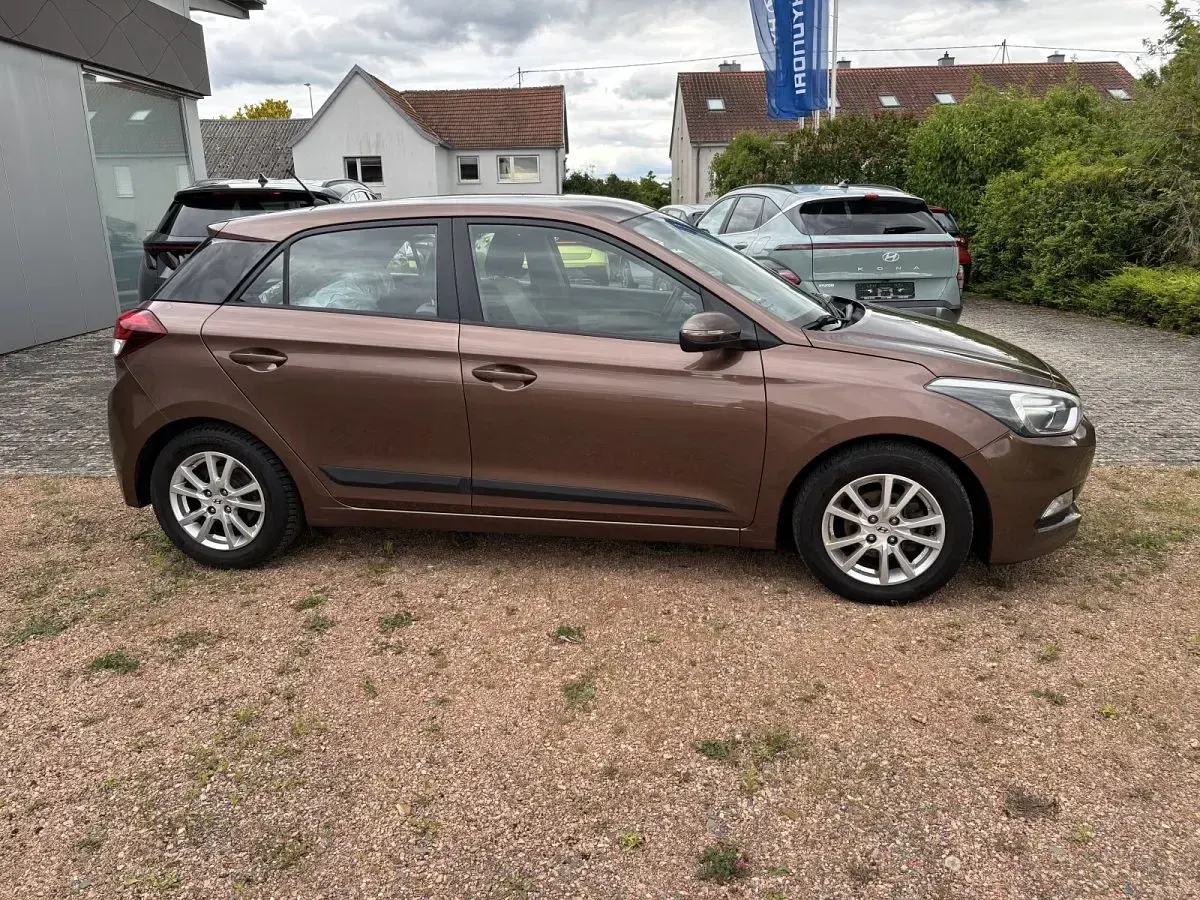 Gebraucht Hyundai i20 YES! Silver 101 PS (74 kW) 2015 Cashmere brown Limousine