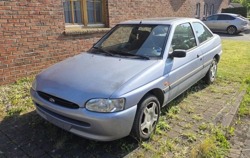 Blau Gebraucht 1996 Ford Escort Coupé | 450 € - Bild 1/4