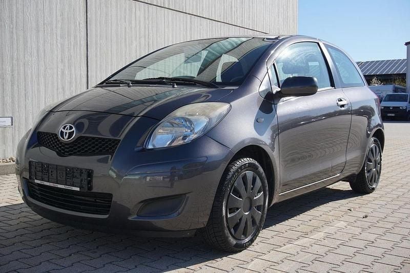 Usado Toyota Yaris 69 CV (50 kW) 2011 Gris Utilitario