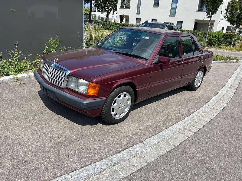 Rot Gebraucht 1992 Mercedes 190 Avantgarde Limousine | 4.300 € - Bild 1/4