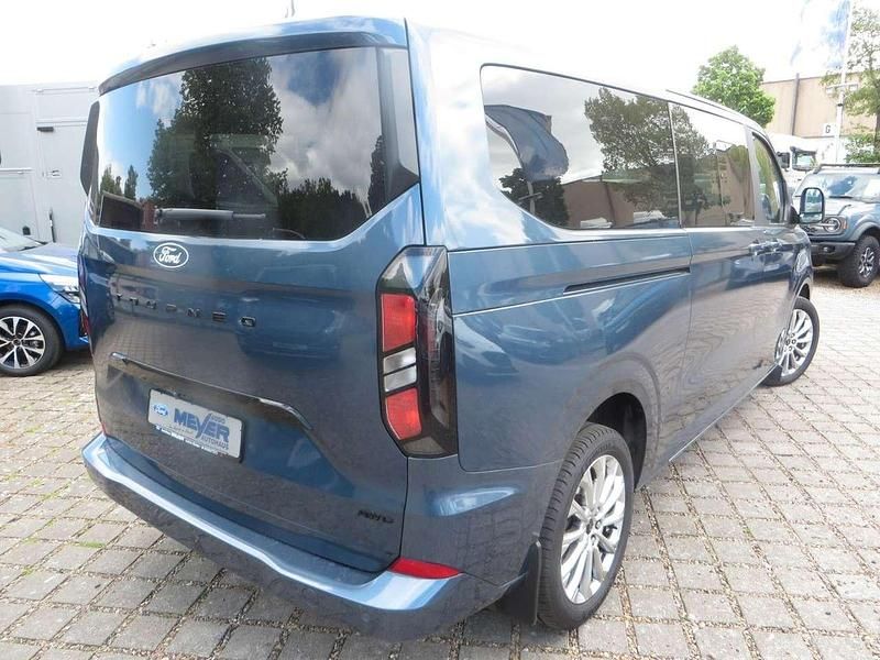Gebraucht Ford Tourneo Titanium 170 PS (125 kW) 2024 Chromablau metallic Van / Kleinbus