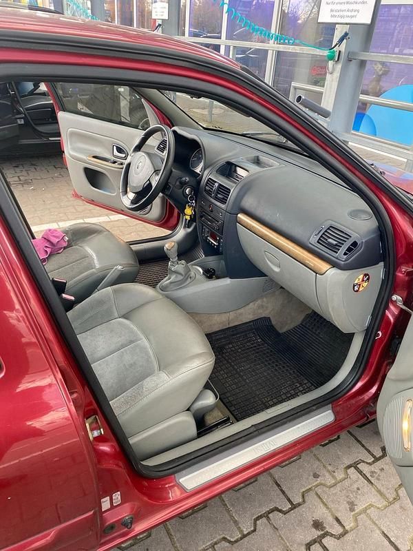 Używany Renault Clio II Initiale 72 KM (52 kW) 2003 Czerwony Hatchback