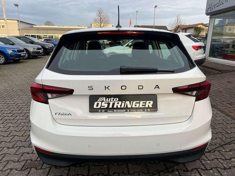 Gebraucht Skoda Fabia Essence 95 PS (69 kW) 2024 Candyweiss Kleinwagen