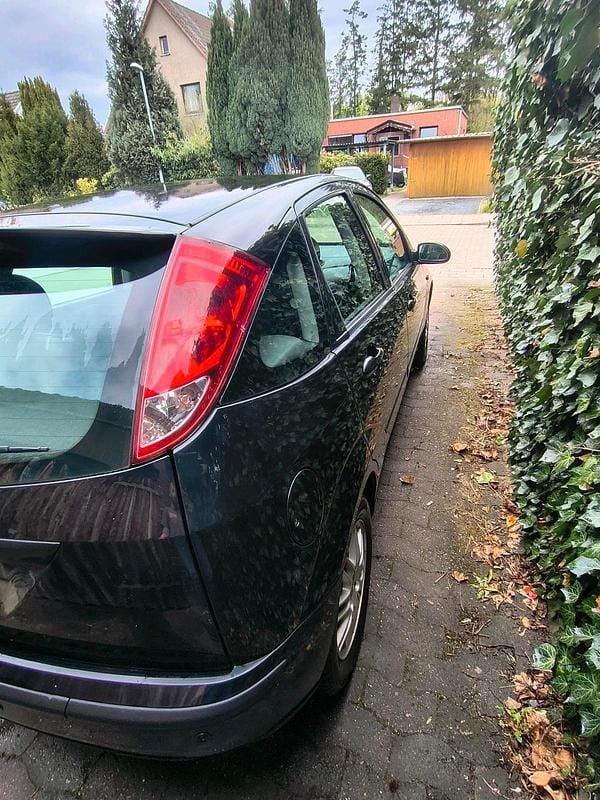 Second-hand Ford Focus 101 CP (74 kW) 2003 Negru Berlinǎ