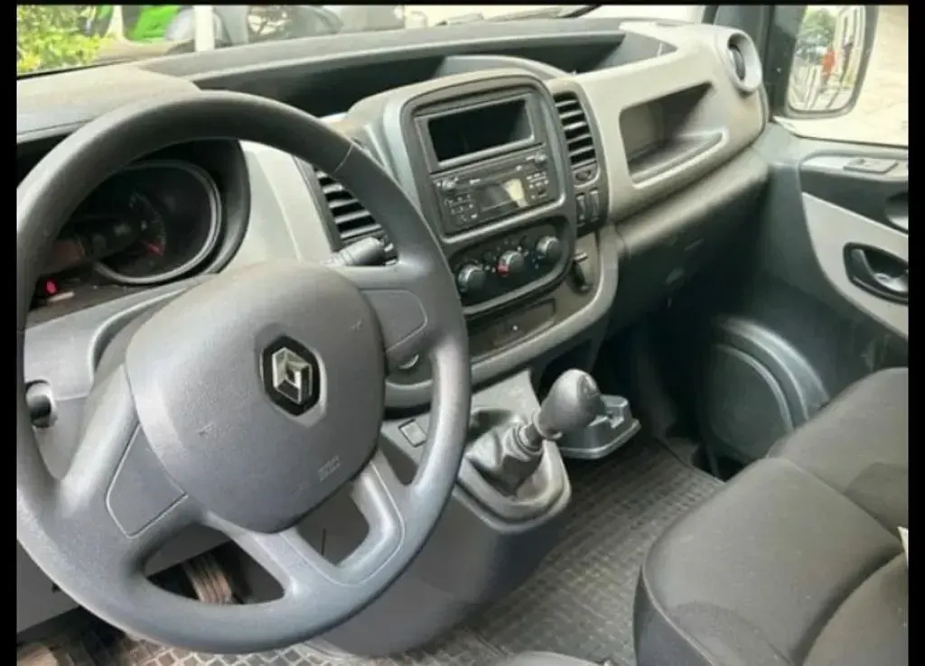 Second-hand Renault Trafic 121 CP (88 kW) 2018 Alb Monovolum