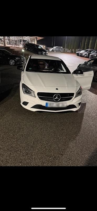 Weiß Gebraucht 2016 Mercedes CLA180 Limousine | 9.200 € (Superpreis) - Bild 1/4