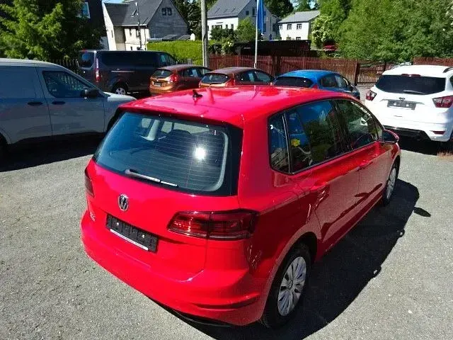 Gebraucht VW Golf Sportsvan Trendline 110 PS (80 kW) 2018 Tornadorot Van / Kleinbus
