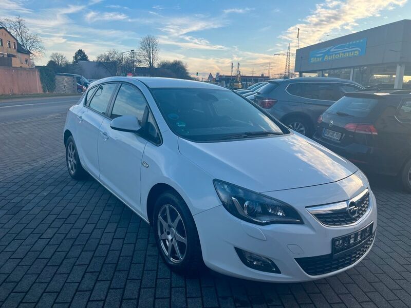 Weiß Gebraucht 2010 Opel Astra Limousine | 3.190 € (Fairer Preis) - Bild 1/4