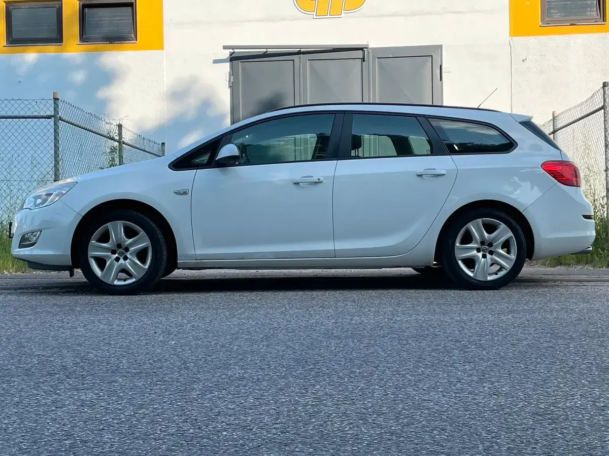 Gebraucht Opel Astra 140 PS (102 kW) 2012 Weiß Kombi