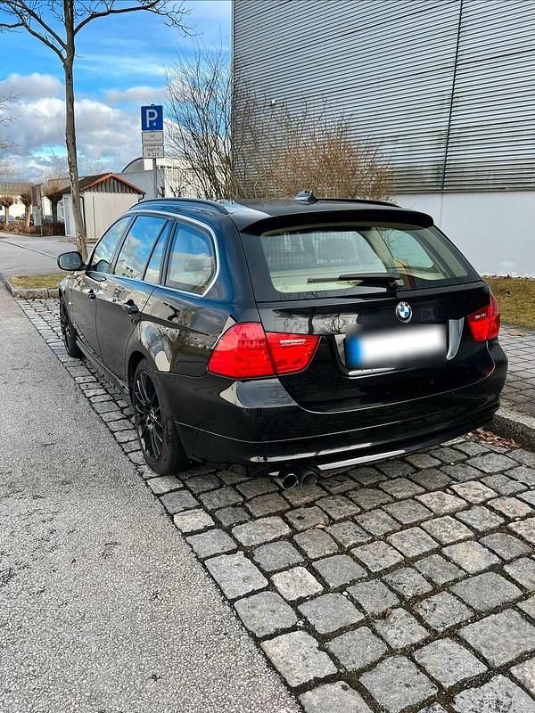 Gebraucht BMW 330 256 PS (188 kW) 2011 Schwarz Kombi