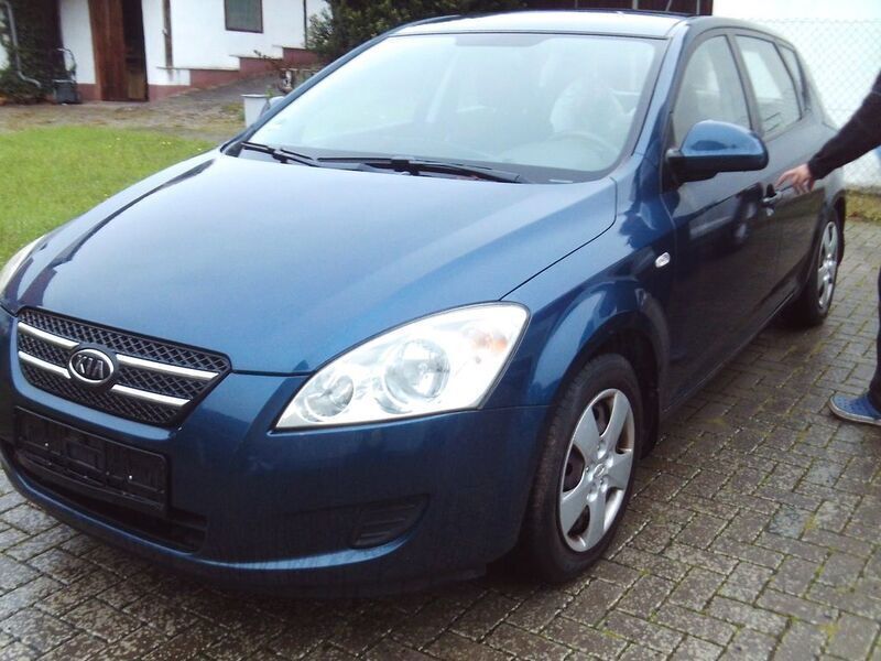 Gebraucht Kia Ceed Attract 109 PS (80 kW) 2009 Blau Kleinwagen