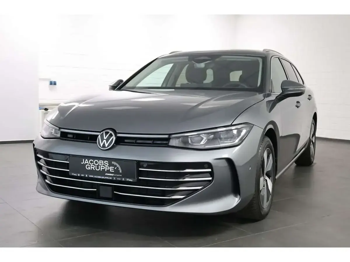 Gebraucht VW Passat Elegance 150 PS (110 kW) 2025 Grau Kombi