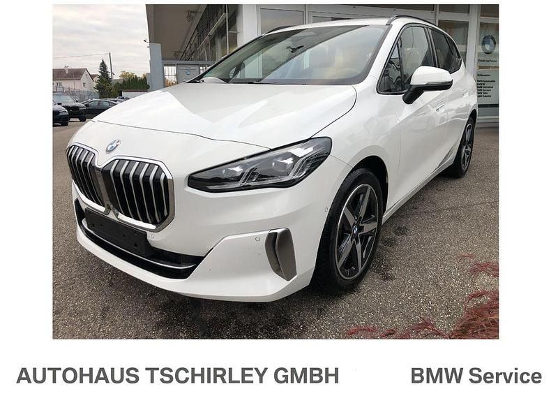 Weiß Gebraucht 2024 BMW 218 Active Tourer Sport Line Van / Kleinbus | 31.770 € (Fairer Preis) - Bild 1/4
