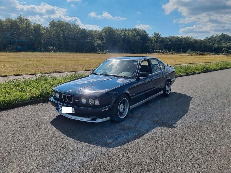 Blau Gebraucht 1993 BMW 525 Performance Limousine | 9.999 € - Bild 1/4