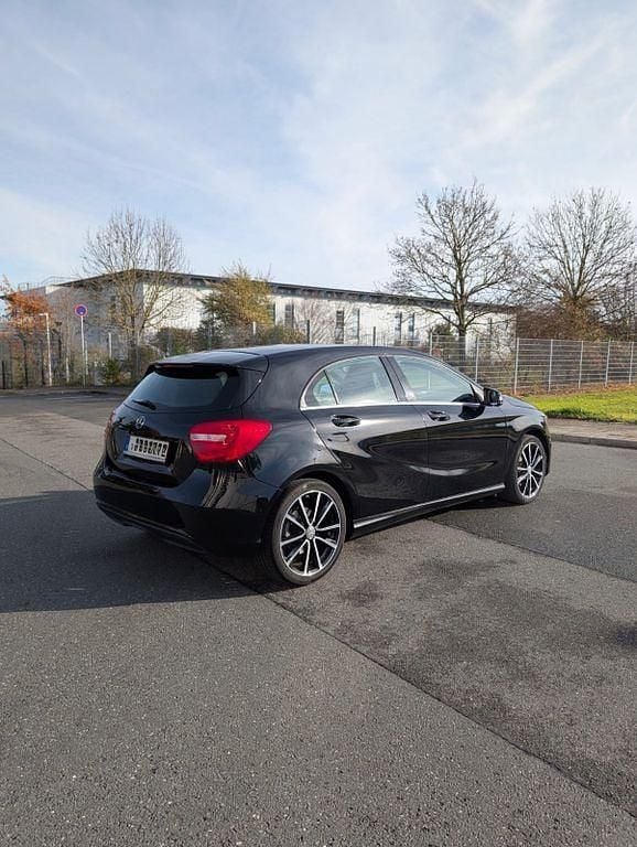 Gebraucht Mercedes A180 122 PS (89 kW) 2014 Schwarz Limousine