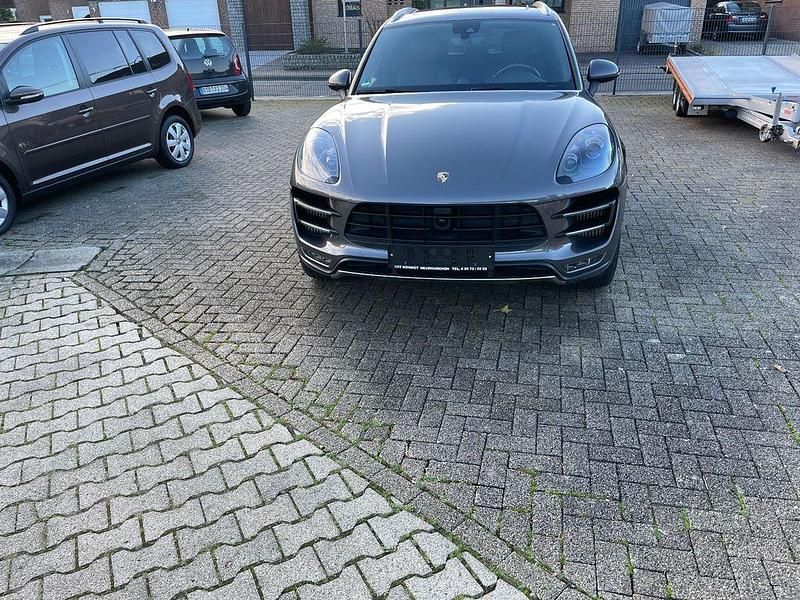 Grau Gebraucht 2013 Porsche Macan Turbo SUV | 41.500 € (Superpreis) - Bild 1/4