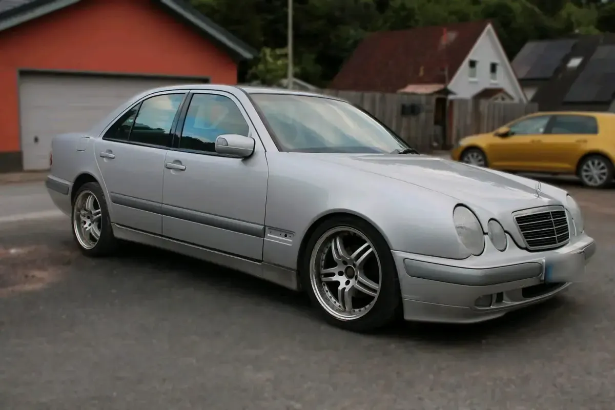 Gebraucht Mercedes E240 170 PS (125 kW) 2026 Grau Limousine