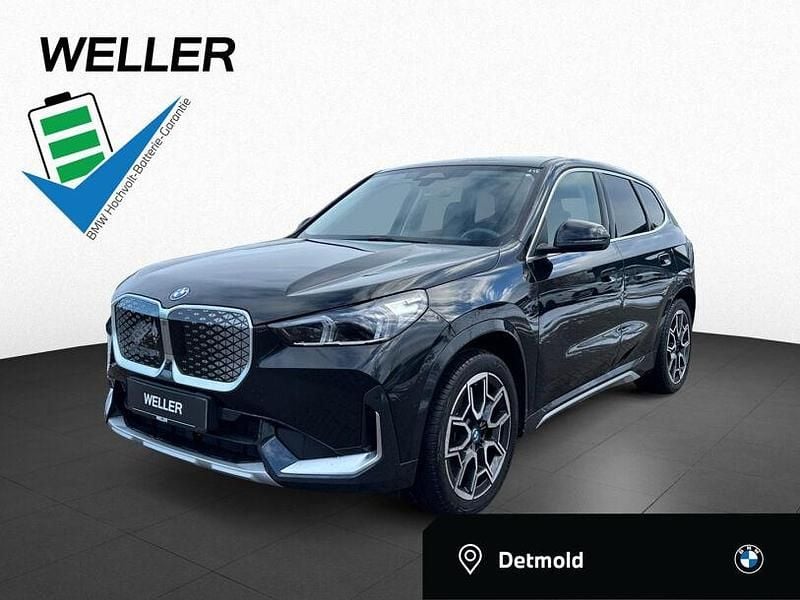 Black sapphire (schwarz) Gebraucht 2024 BMW iX1 Performance SUV | 38.250 € (Guter Preis) - Bild 1/3