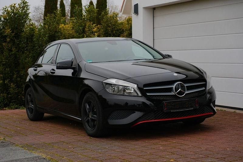 Schwarz Gebraucht 2015 Mercedes A180 Edition Limousine | 10.900 € (Fairer Preis) - Bild 1/4
